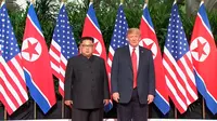 Presiden AS Donald Trump dan Pemimpin Korea Utara, Kim Jong-un berpose sebelum pertemuan mereka di resor Capella, Pulau Sentosa, Selasa (12/6). Pertemuan Trump  dan Kim sudah banyak dinantikan dunia. (Host Broadcaster Mediacorp Pte Ltd via AP)