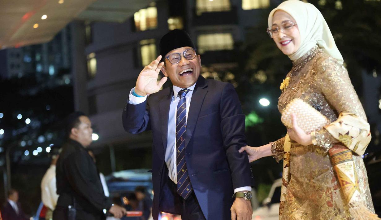 Menteri Koordinator Bidang Pemberdayaan Masyarakat Republik Indonesia, Muhaimin Iskandar (kiri) saat tiba di lobby Hotel Raffles, Jakarta, untuk menghadiri resepsi pernikahan anak kedua musisi sekaligus kader Partai Gerindra Ahmad Dhani, El Rumi dan Syifa Hadju, Minggu 26 April 2026 malam. (Kapanlagi.com/Budy Santoso)