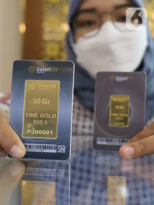 Petugas memperihatkan emas batangan yang dijual di Galeri 24 Pegadaian, Jakarta, Jumat (25/3/2022). Harga emas Antam di Pegadaian kembali naik. Hari ini harga emas Antam naik Rp 6.000 menjadi Rp 1 juta per gram, pada 25 Maret 2022. (Liputan6.com/Angga Yuniar)