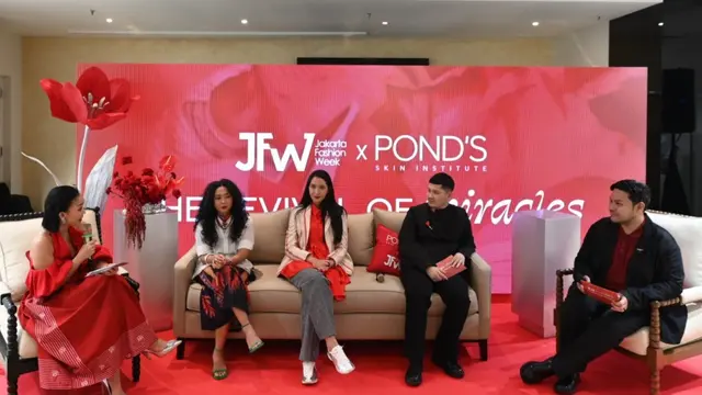 Melawan Ageism di Dunia Fashion, POND’S Age Miracle Hadirkan “The Revival of Miracles” Bersama Sembilan Desainer Perempuan Inspiratif