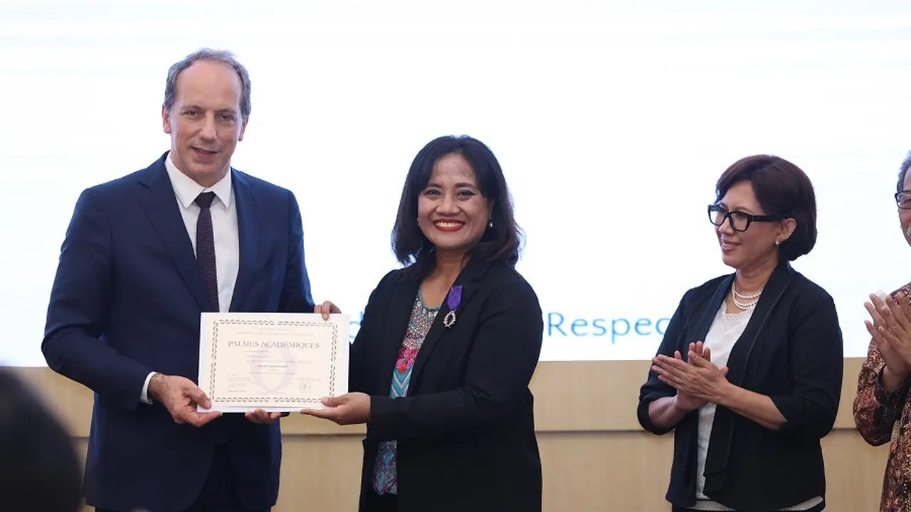 Guru Besar Sastra UGM Raih Penghargaan Tertinggi dan Tertua dari Prancis