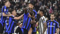 Namun, kemenangan Juventus yang sudah di depan mata harus buyar setelah Inter dapat menyamakan skor lewat tendangan penalti Romelu Lukaku. Hadiah penalti diberikan setelah Bremer handball di kotak terlarang. (Fabio Ferrari/LaPresse via AP)