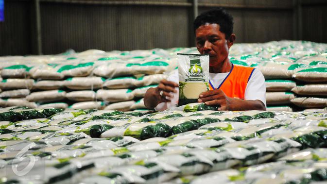 Pekerja tengah menata gula pasir di Gudang Bulog Jakarta, Selasa (14/2). Kemendag menyatakan, penetapan harga eceran tertinggi (HET) gula kristal putih sebesar Rp12.500 per kilogram akan dilakukan pada bulan Maret 2017. (Liputan6.com/Angga Yuniar)