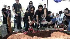 Musisi Indra Lesmana bersama Mira Lesmana menaburkan bunga di pemakamanya ibunya, Nien Lesmana di TPU Tanah Kusir, Jakarta, Rabu (28/6). (Liputan6.com/Herman Zakharia)