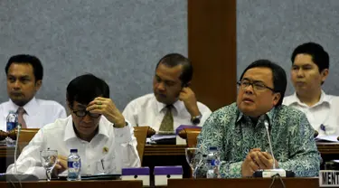 Menkumham Yasonna Laoly (kiri) dan  Menkeu Bambang Brojonegoro saat rapat dengan Badan Legislasi DPR di Gedung DPD RI, Jakarta, Senin (28/9/2015).Rapat tersebut membahas RUU JPSK (Jaring Pengaman Sistem Keuangan). (Liputan6.com/Johan Tallo)