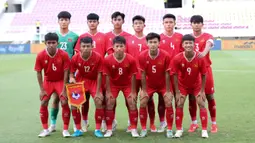 Para pemain starting XI Timnas Vietnam U-16 berfoto bersama jelang menghadapi Timnas Thailand U-16 pada laga semifinal Piala AFF U-16 2024 di Stadion Manahan, Solo, Senin (1/7/2024). (Bola.com/Abdul Aziz)