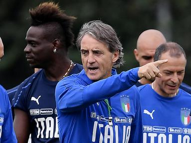 Striker Timnas Italia yang kini membela Adana Demirspor di Liga Turki, Mario Balotelli kembali dipanggil untuk membela Gli Azzurri setelah hampir 4 tahun berada di luar skuat. Tentunya ia akan bereuni dengan Roberto Mancini, sosok sentral di balik pemanggilannya. (AFP/Marco Bertorello)