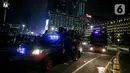 Mobil polisi lalu-lalang usai demonstrasi yang berujung anarkis di kawasan Bundaran HI, Jakarta, Kamis (8/10/2020). Massa membakar sejumlah barang saat demonstrasi menolak pengesahan UU Cipta Kerja. (Liputan6.com/Faizal Fanani)