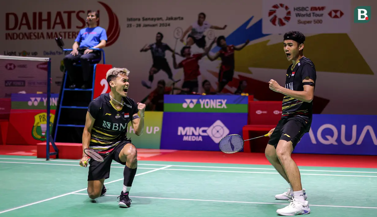<p>Selebrasi ganda putra Indonesia, Muhammad Shohibul Fikri/Bagas Maulana setelah mengalahkan pasangan China, Chen Bo Yang/Liu Yi pada laga babak 32 besar Daihatsu Indonesia Masters 2024 di Istora Senayan, Jakarta, Selasa (23/1/2024). Muhammad Shohibul Fikri/Bagas Maulana menang rubber game 21-16, 17-21 dan 21-17. (Bola.com/Bagaskara Lazuardi)</p>