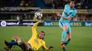 Gelandang Barcelona Sergi Roberto dan pemain Las Palmas Matias Aguirregaray berebut bola pada jornada ke-26 La Liga 2017-2018 di Estadio Gran Canaria, Kamis (1/3). Barcelona hanya memetik hasil imbang 1-1 dari tim papan bawah klasemen (DESIREE MARTIN/AFP)