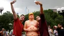 Dua warga berselfie dengan patung Donald Trump tanpa busana yang dipajang di Union Square Park, AS, Kamis (18/8). Patung Capres AS dari Partai Republik ini juga dipajang di San Francisco, Los Angeles, Cleveland, dan Seattle. (REUTERS/Brendan McDermid)