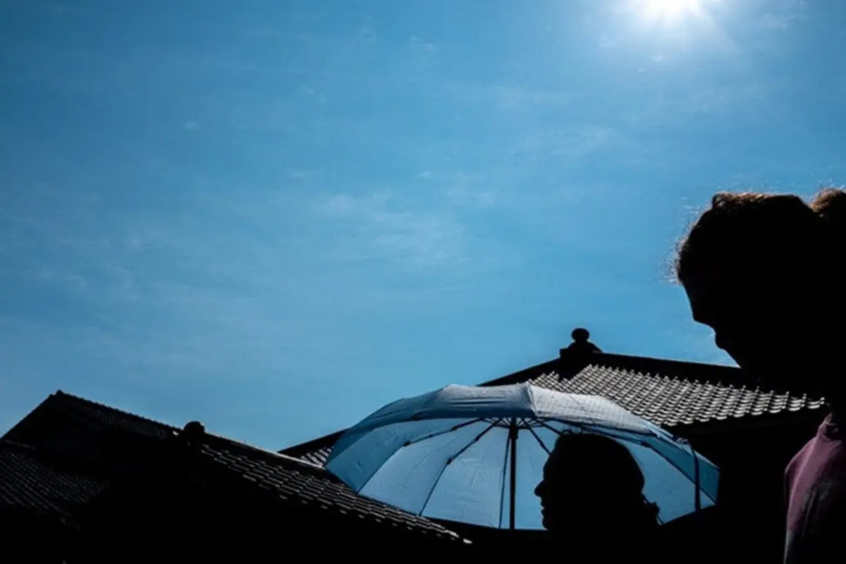 Turis Berlindung dari Terik Matahari di Kuil Sensoji, Tokyo, Jepang, pada 15 Juli 2026.