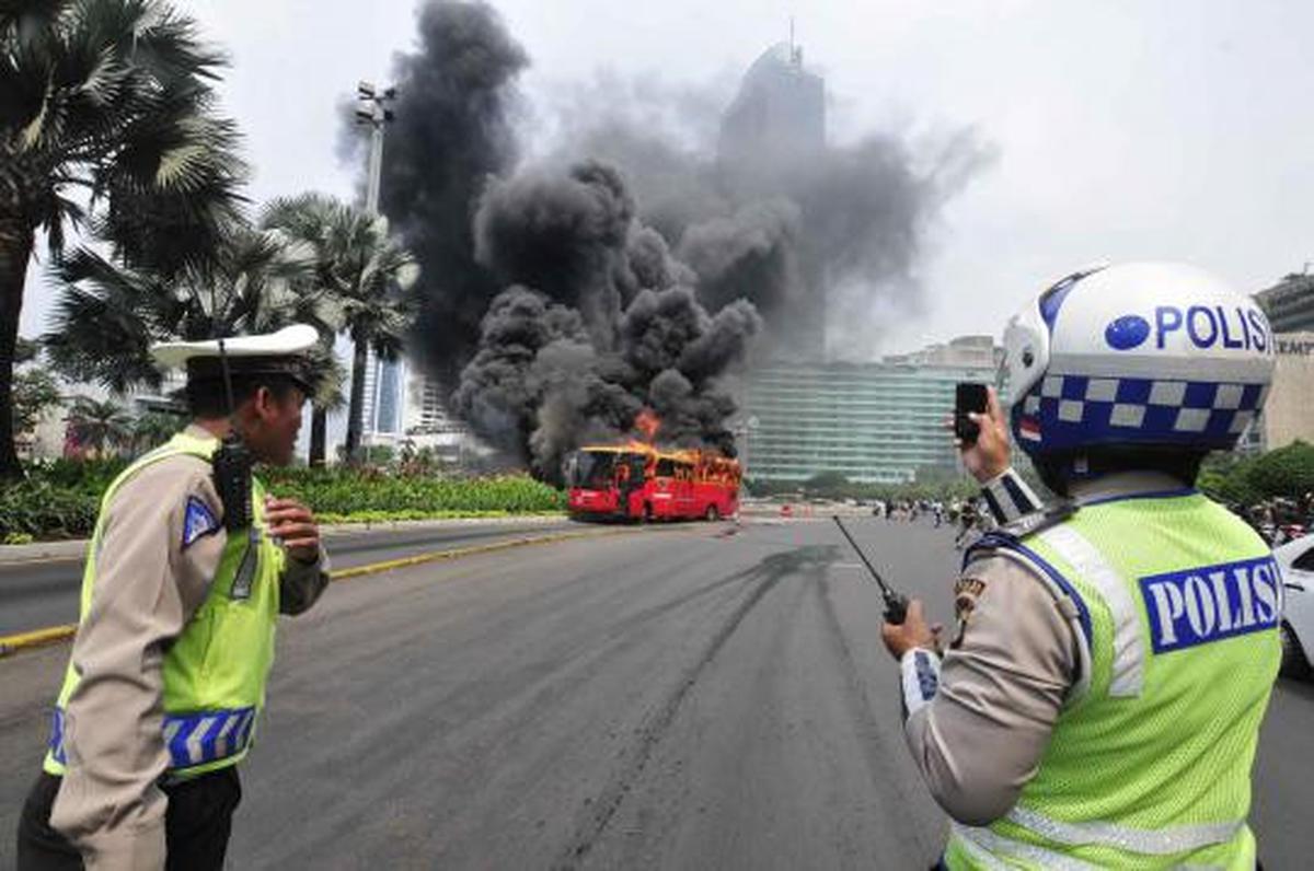 Bus Transjakarta membara
