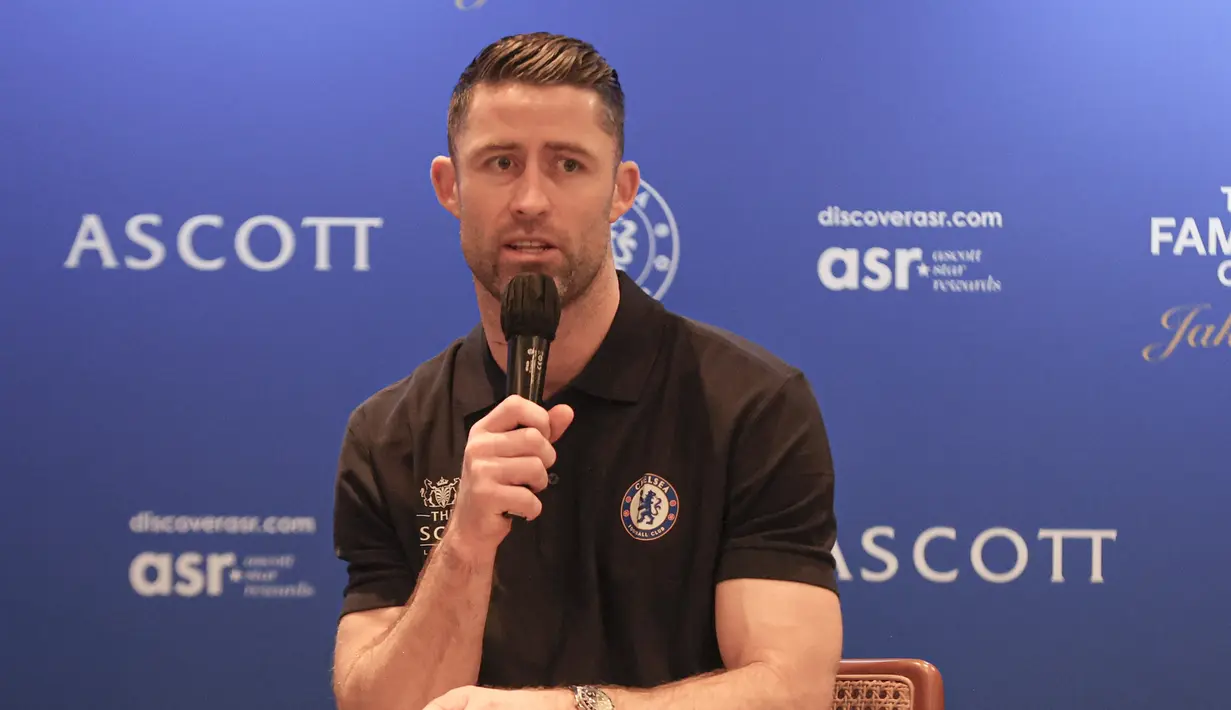 Pada kesempatan keduanya ini, Cahill datang sebagai legenda klub. Tampak dalam foto, mantan bek tim Liga Premier Inggris, Chelsea, Gary Cahill saat menjawab pertanyaan pewarta di Hotel Ascott, Sudirman, Jakarta, Sabtu (29/11/2025) sore WIB. (Bola.com/Abdul Aziz)