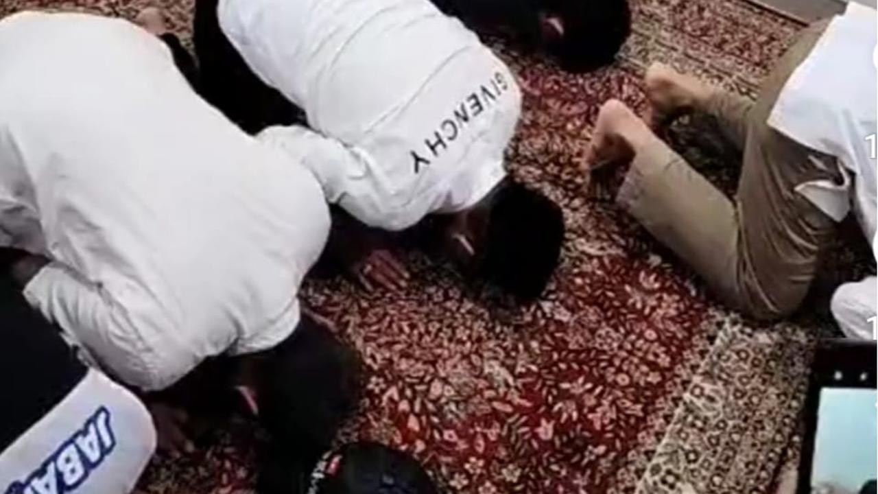 Lucky Hakim Sujud Syukur usai Kalahkan Anak eks Kapolri Jenderal Da'i Bachtiar