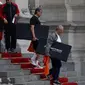 Presiden Peru Pedro Pablo Kuczynski (berkaos putih) tampil mengenakan pakaian olahraga (Reuters)