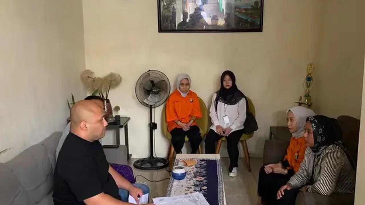 Belakangan, Si kembar Rihana-Rihani tak bisa memenuhi kewajiban terhadap reseller. Mereka pun memilih untuk melarikan diri berpindah-pindah dari satu tempat ke tempat lain.