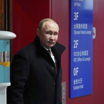 Presiden Rusia Vladimir Putin tiba untuk upacara pembukaan Olimpiade Musim Dingin 2022 di Stadion Olimpiade, Beijing, Jumat (4/2/2022). Selain menghadiri pembukaan Olimpiade Musim Dingin, Putin juga melakukan pembicaraan bilateral dengan Presiden China Xi Jinping. (Carl Court/Pool Photo via AP)