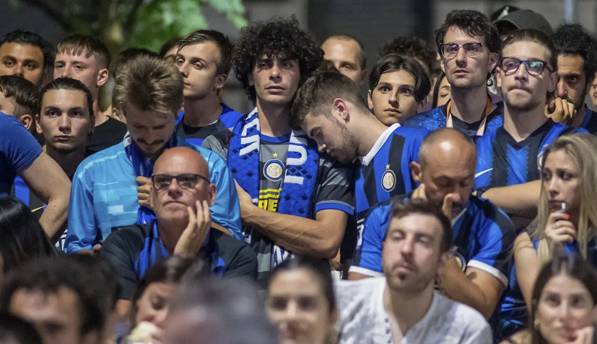 <p>Sementara suporter Inter Milan yang juga mengadakan nonton bareng hanya mampu berdiam diri. Bahkan, tidak sedikit yang menangis. (Claudio Furlan/LaPresse via AP)</p>