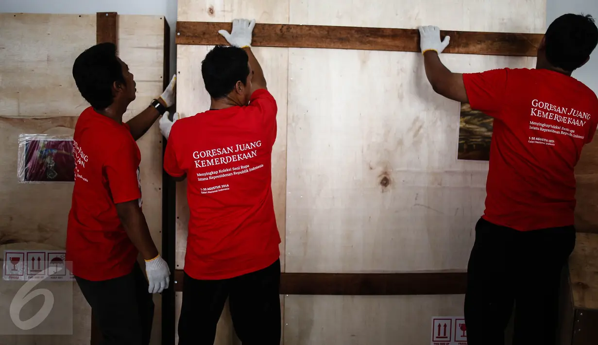 Petugas memindahkan lukisan untuk pameran di Galeri Nasional, Jakarta, Jumat (29/7). Pameran yang merupakan bagian dari peringatan HUT RI ke-71 itu menampilkan 28 lukisan dari beberapa istana kepresidenan. (Liputan6.com/Faizal Fanani)