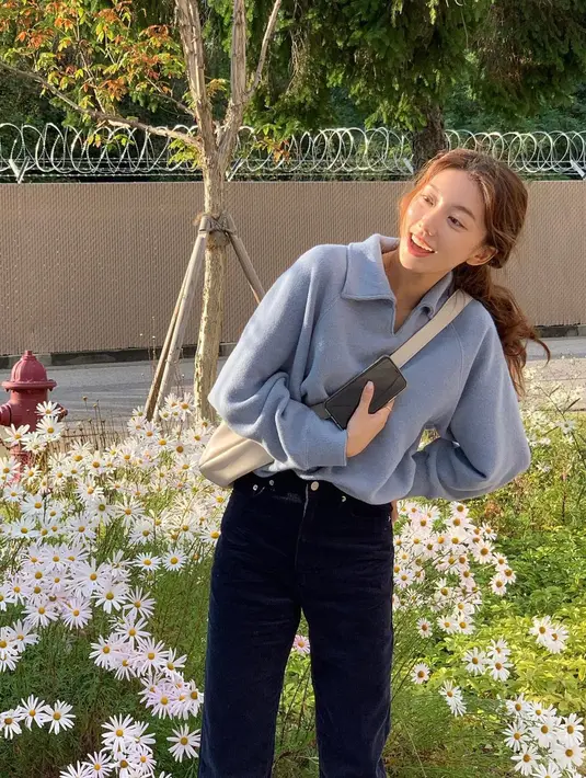 Menarik karena dikatakan role model Lee Suji salah satunya adalah Suzy. Pesona Lee Suji memang mirip dengan Suzy, terutama gaya rambut panjang keduanya. [Foto: Instagram/1998_suji_ya]