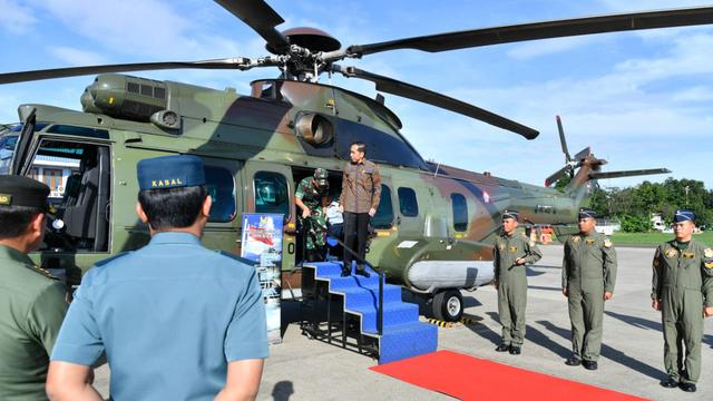 Jokowi Meninjau Helikopter Caracal