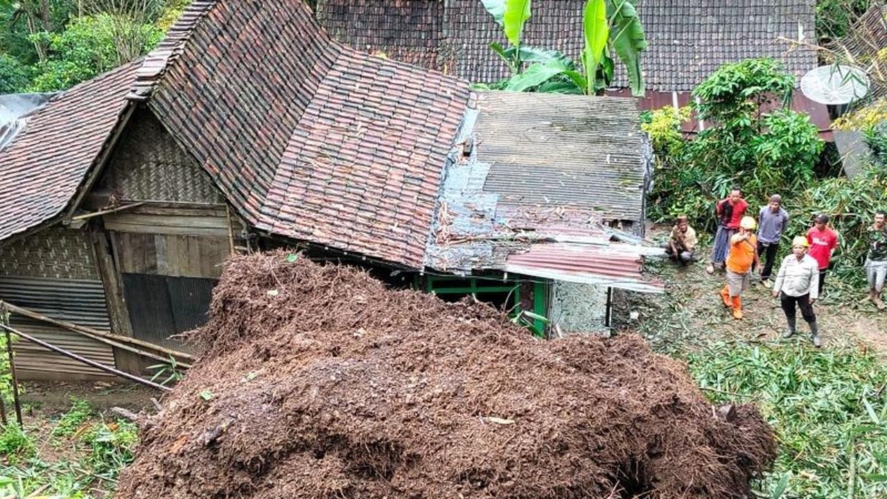 Dua Rumah Warga Rusak Akibat Longsor Situbondo di Lereng Gunung Argopuro