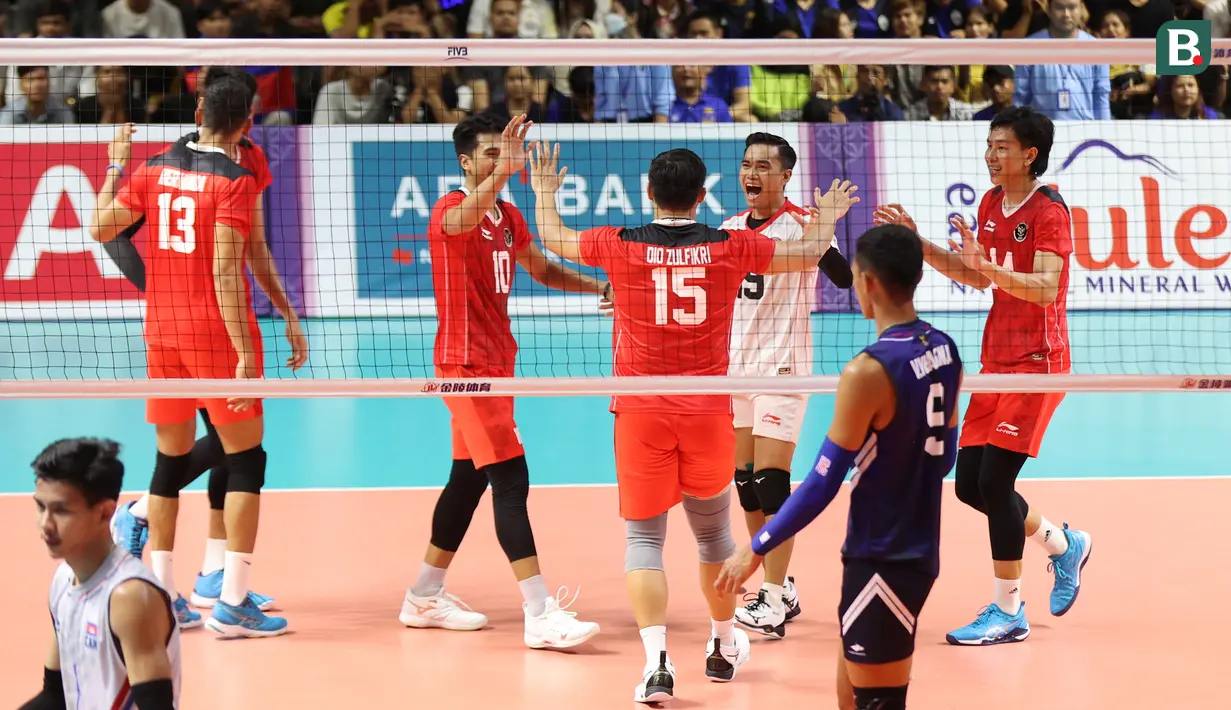 <p>Selebrasi pemain Timnas Bola Voli putra Indonesia setelah berhasil mendapatkan poin dari timnas Bola Voli putra Kamboja dalam pertandingan final Bola Voli Putra SEA Games 2023 di Phnom Penh, Kamboja, Senin (8/5/2023). (Bola.com/Abdul Azis)</p>