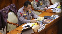 Kapolri Jenderal Pol Listyo Sigit Prabowo mengikuti rapat kerja bersama Komisi III DPR di di Kompleks Parlemen Senayan, Jakarta, Senin (24/1/2022). Raker terkait evaluasi kinerja dan capaian Polri selama tahun 2021, serta rencana penggunaan anggaran 2022. (Liputan6.com/Angga Yuniar)