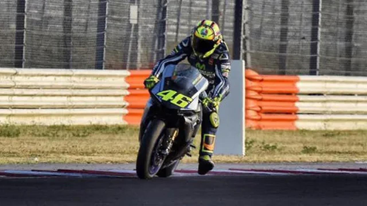Valentino Rossi saat berlatih dengan YZF-R1 di Misano. (c) Motocuatro