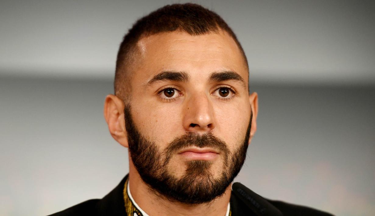 Striker Real Madrid, Karim Benzema, saat jumpa pers di Santiago Barnabeu, Madrid, Kamis, (22/9/2017). Karim Benzema resmi memperpanjang masa bakti bersama Los Blancos hingga Juni 2021. (AFP/Gabriel Bouys)