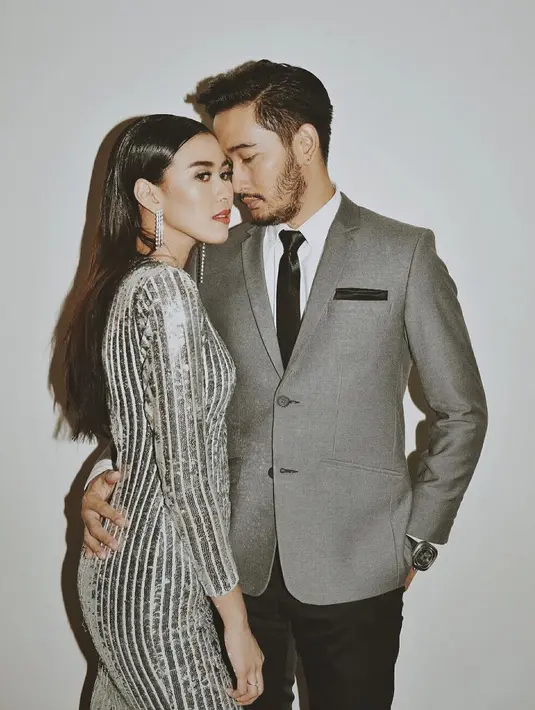 Syahnaz Sadiqah dan Jeje Govinda kabarnya akan melangsungkan pernikahan mereka pada 21 April 2018 mendatang di Lembang Jawa Barat. Selamat berbahagia, Syahnaz dan Jeje! (Instagram/syahnazs)