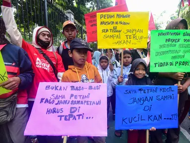 Ratusan petani yang tergabung dalam Serikat Tani Indramayu melakukan aksi depan Gedung Kementerian Pertanian (Kementan) di jalan R.M Harsono, Ragunan, Jakarta, Rabu (24/9/2025). (merdeka.com/Arie Basuki)