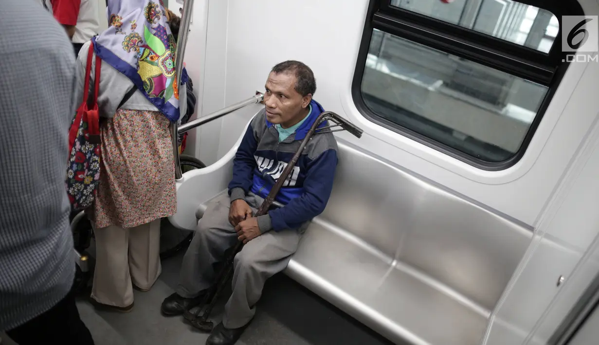 Seorang penyandang disabilitas menaiki kereta Lintas Rel Terpadu (LRT) di Stasiun LRT Veldrome, Jakarta, Sabtu (27/4). Kegiatan yang diikuti Jakarta Barrier Free Tourism (JBFT) itu untuk mengenalkan LRT lebih dekat, terutama kepada penyandang disabilitas. (Liputan6.com/Faizal Fanani)