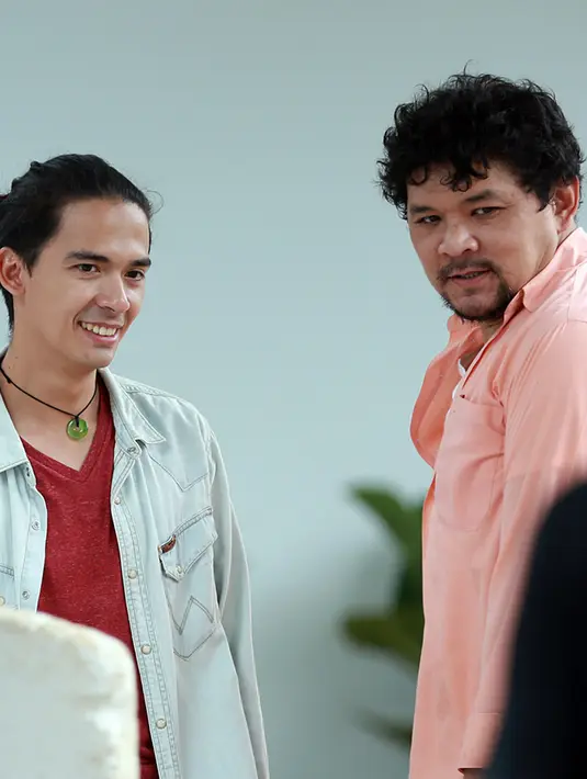 “Gimana sih cara Mansyur ini dianggap, contohnya kalo bapaknya lagi punya kesusahan ia dengan pede ‘ayo pak aku bantuin, tapi bapaknya ‘ye lo anak bocah darimana lu bisa bantuin gua’ tapi menurut Mansyur bisa,” ujar Lionil. (Deki Prayoga/Bintang.com)