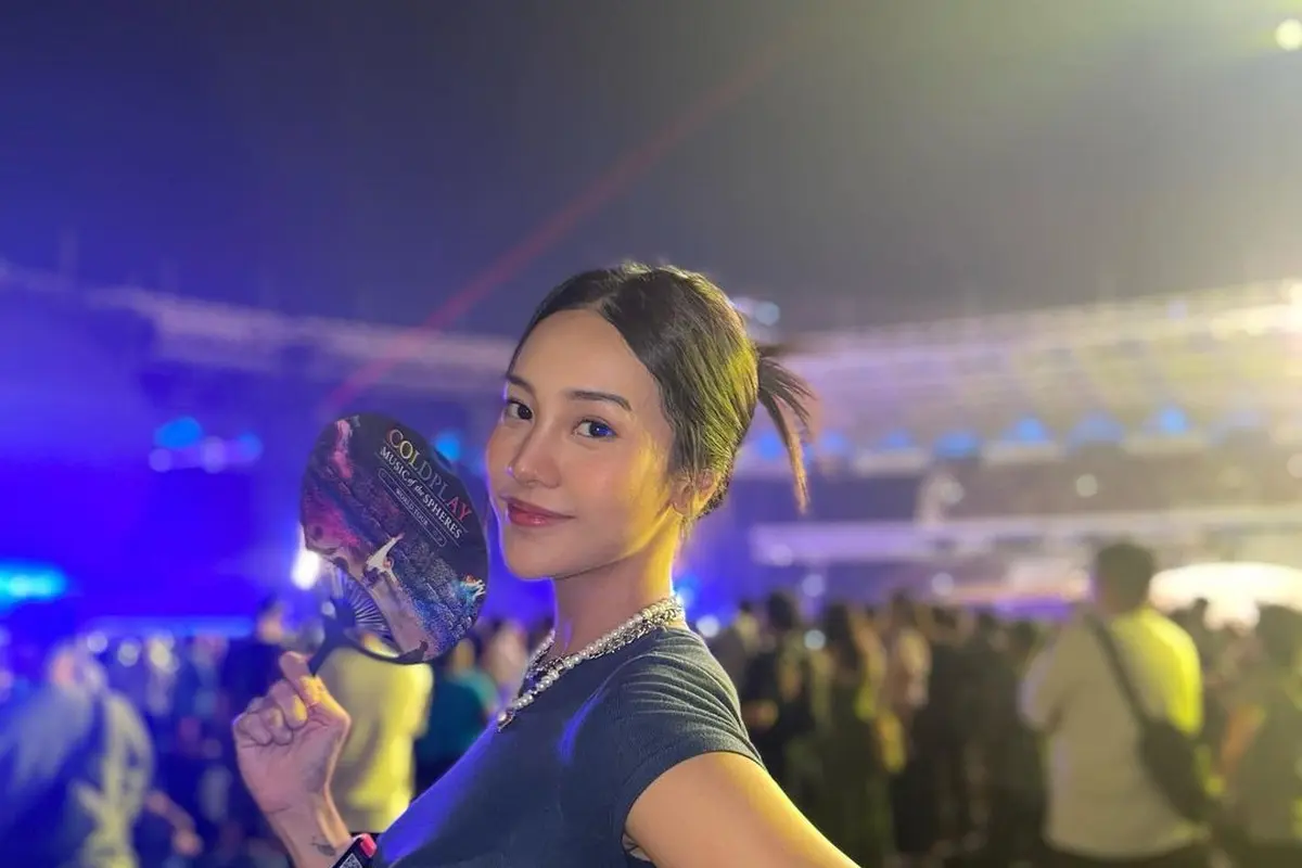 Gaya makeup artis nonton konser Coldplay Jakarta