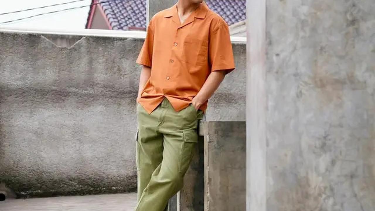 Abidzar menampilkan paduan warna yang serasi dengan mengenakan kemeja oranye dan cargo pants hijau army.