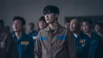 Park Chang Ho terlihat tidak senang karena para tahanan masih menderita, dan aura tidak biasa di ruangan itu menandakan ada perubahan besar. (Foto: Instagram/ MBC via Soompi)