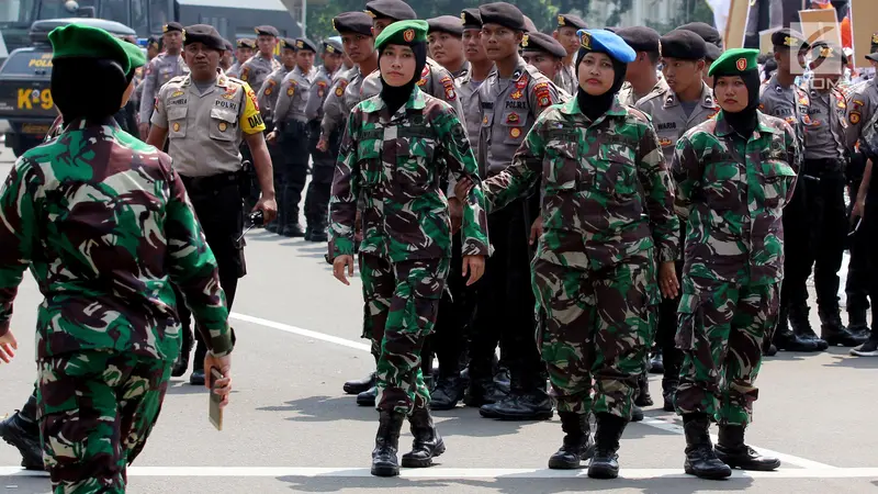 Semangat Srikandi Polri dan TNI Jaga Demo Hari Buruh 2018