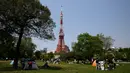 Warga menikmati cuaca musim semi yang bagus di awal liburan Minggu Emas di Taman Shiba, Rabu, (29/4/2020). Gubernur Tokyo Yuriko Koike menyerukan perpanjangan "keadaan darurat" nasional Jepang, meminta warga  tinggal di rumah dan jarak sosial, untuk membendung penyebaran Covid-19. (AP/Kiichiro Sato)