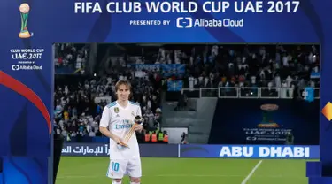 Gelandang Real Madrid, Luka Modric berpose dengan trofi bola emas usai pertandingan melawan Gremio pada Piala Dunia Antarklub 2017 distadion Zayed Sports City,Abu Dhabi, Uni Emirat Arab, (16/12). Modric menjadi man of the match. (AP Photo/Hassan Ammar)