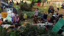 Warga yang terdampak proyek sodetan Ciliwung menuju Kanal Banjir Timur (KBT) di Kelurahan Cipinang Besar Selatan, Jakarta, menyelamatkan barang miliknya, Jakarta, Kamis (12/1/2023). Untuk warga yang ber-KTP di luar kota Jakarta akan dipulangkan ke kampung halaman masing-masing. (merdeka.com/Imam Buhori)