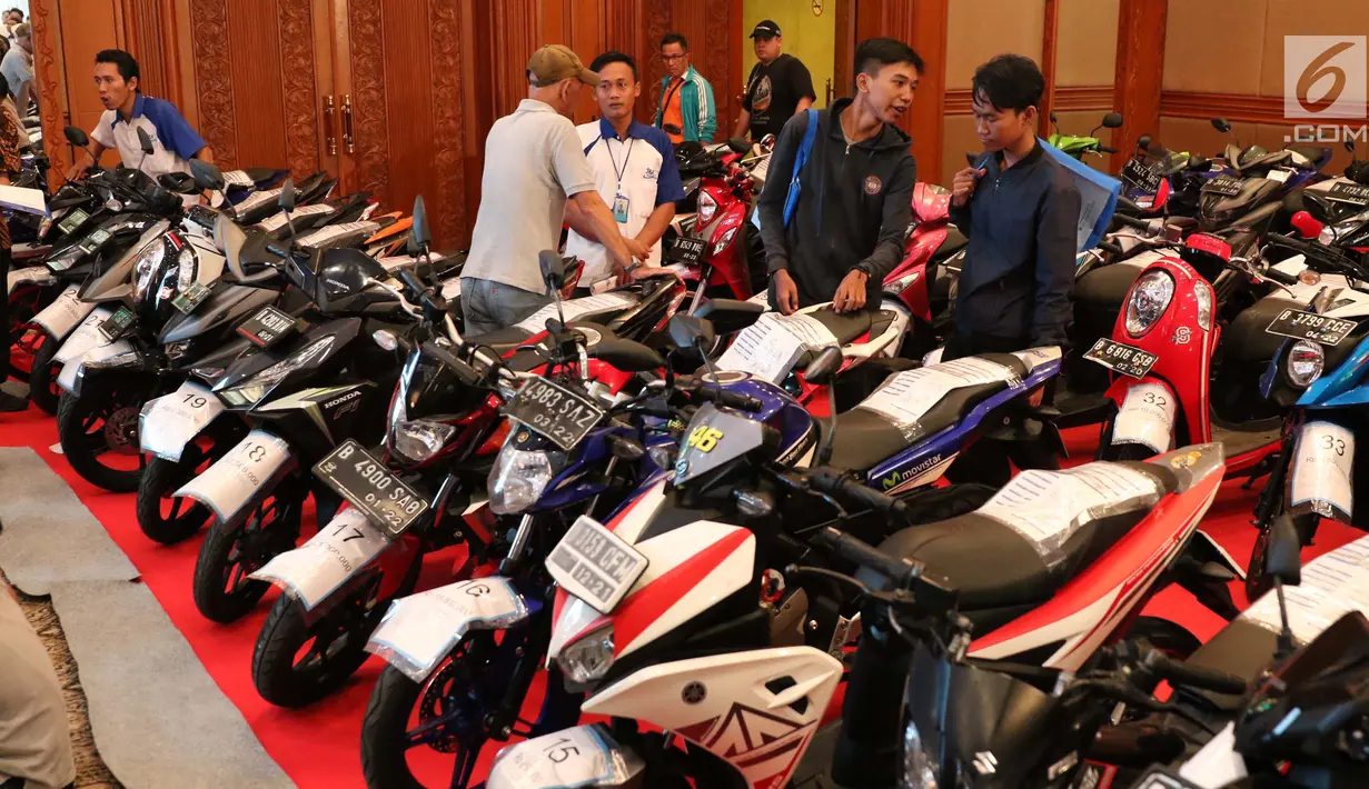 Pengunjung melihat sepeda motor dalam ajang Lelang Expo 2017 di Jakarta Convention Center, Jumat (22/9). Sejumlah barang seperti mobil, sepeda motor dari balai lelang ikut meramaikan pameran lelang terbesar di Indonesia ini. (Liputan6.com/Angga Yuniar)
