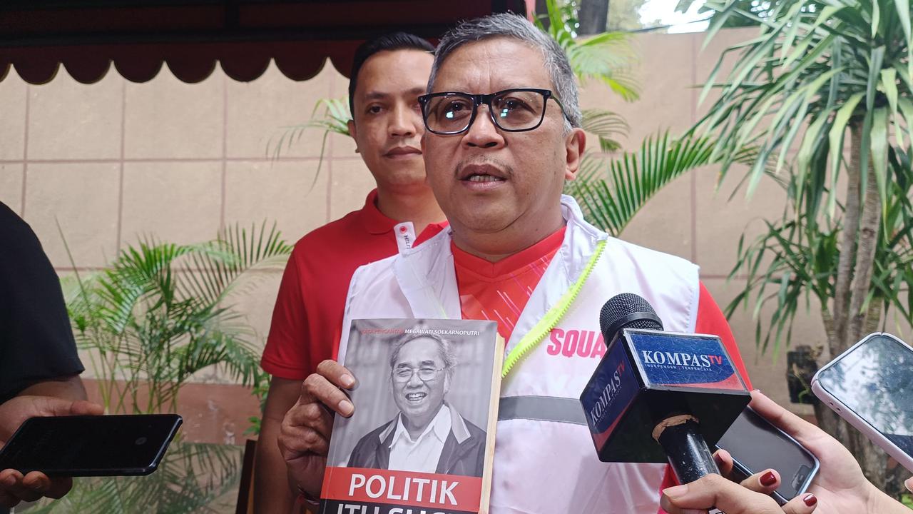 Hasto PDIP Nilai Ucapan Maruarar SARA, Bakal Kirimkan Buku 'Politik Itu Suci' Karya Sabam Sirait