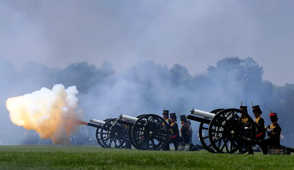 Pasukan Artileri Berkuda Kerajaan menembakkan meriam untuk merayakan ulang tahun Pangeran Philip di Hyde Park, London, Senin (11/6). Tembakan salvo sebanyak 41 kali tersebut menandai hari ulang tahun Pangeran Philip yang ke-97. (AP/Kirsty Wigglesworth)