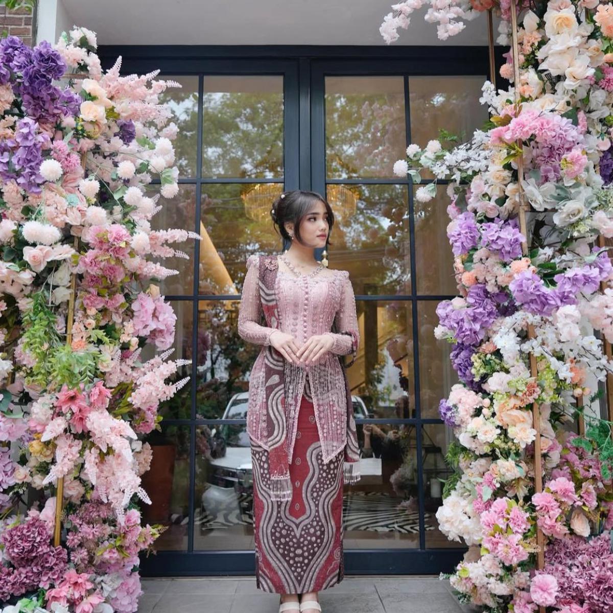 Model Rok Kebaya Modern ala Fuji, Tren Baru yang Wajib Dicoba!