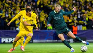 Pemain Manchester City, Erling Haaland (kanan), dan pemain Bodo/Glimt, Jostein Gundersen, berebut bola dalam pertandingan Liga Champions di Norwegia, Rabu (21/1/2026). (Fredrik Varfjell/NTB via AP)