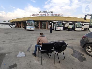 Suasana di luar Antakya Terminal Otobus atau Terminal Antakya di Provinsi Hatay, Turki, Minggu (19/2/2023). Terminal ini rusak parah akibat gempa magnitudo 7,7, Senin 6 Februari 2023. (Liputan6.com/Andry Haryanto)