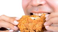 Makan ayam goreng. (kritchanut/depositphotos.com)