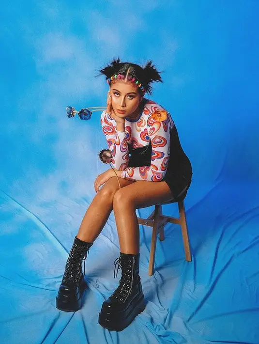 Di depan kamera Vony Wong, Awkarin memperlihatkan pose terbaiknya dengan balutan busana grunge. (Foto: instagram.com/awkarin)